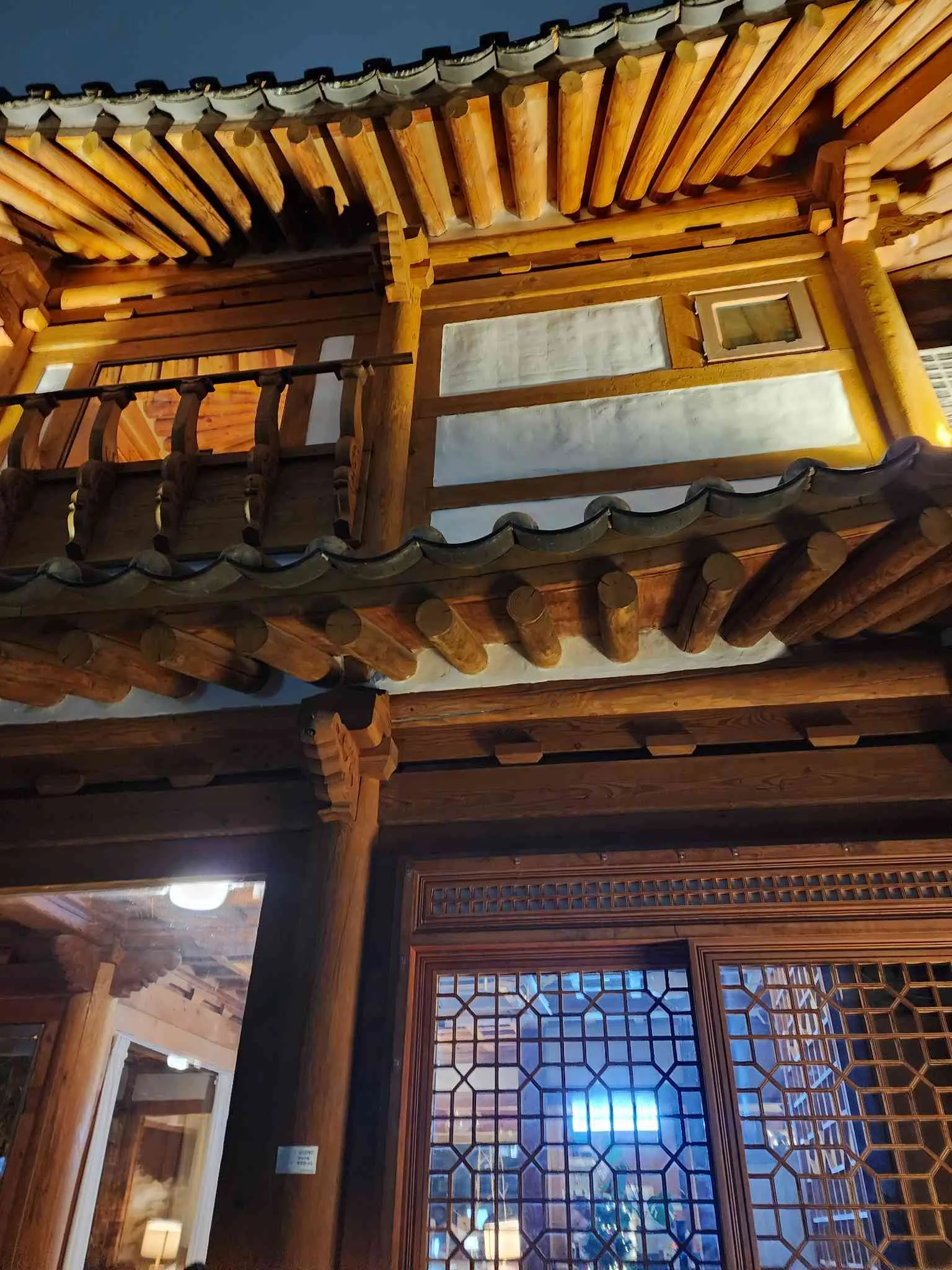 Haenggung-dong hanok at dusk